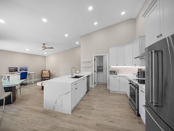 5th image of 1095 Roble Way