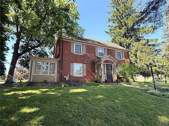 3rd image of 702 Parkway E