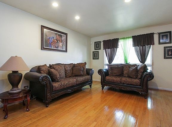 2nd image of 15855 Wabash Ave