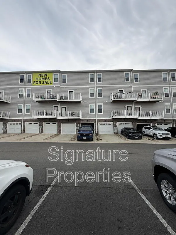 3 bed, 2.5 bath, 2206 sqft, $2,695 — Photo 3