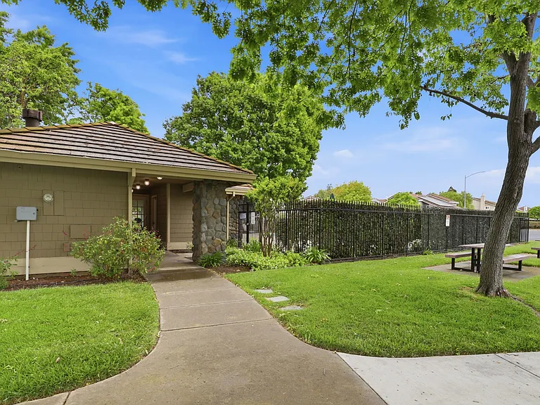 17515 Montoya Cir — Photo 42