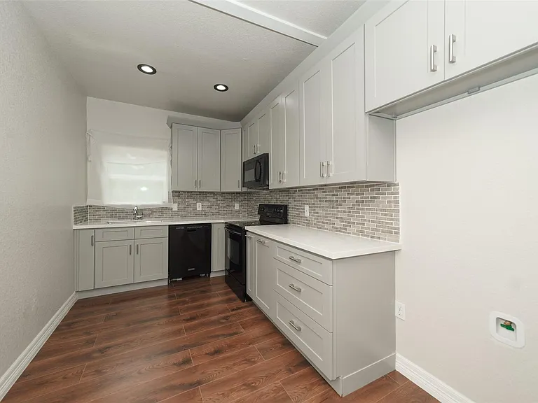 9305 Kentshire Dr — Photo 17