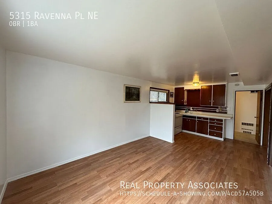 University District Apartment — Photo 2