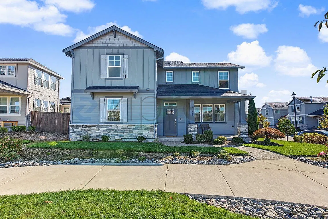 4 bed, 3.5 bath, 2476 sqft, $3,000 — Photo 3
