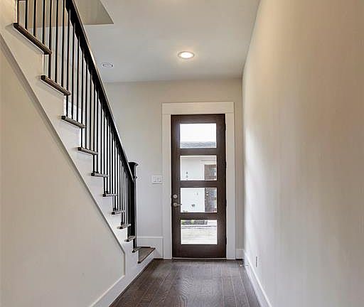 4th image of 808 Woodcrest Dr #D