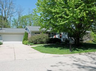 633 Sue Ann Dr, Lake Geneva, WI 53147