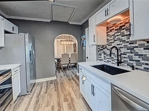 4th image of 145 Richmond St