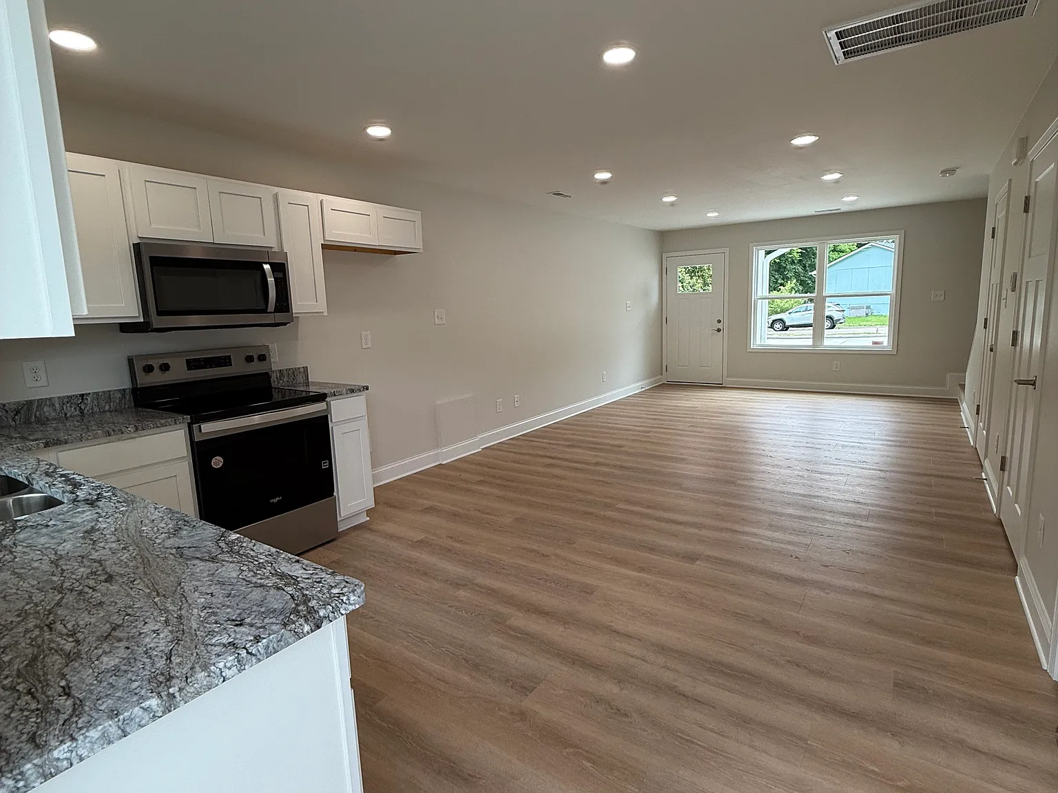 2 bed, 2.5 bath, 1100 sqft, $1,600 — Photo 3