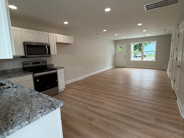 109 S Hickory Ln — Photo 3