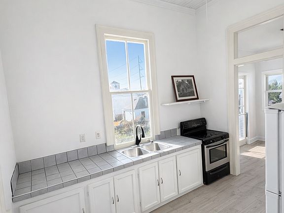4th image of 1816 Lapeyrouse St #B