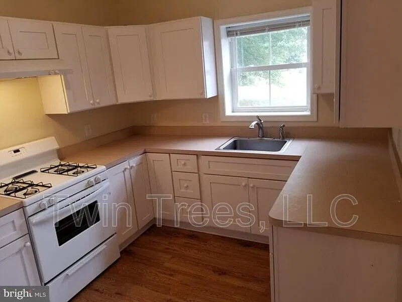 2 bed, 1.0 bath, 1100 sqft, $1,250 — Photo 2