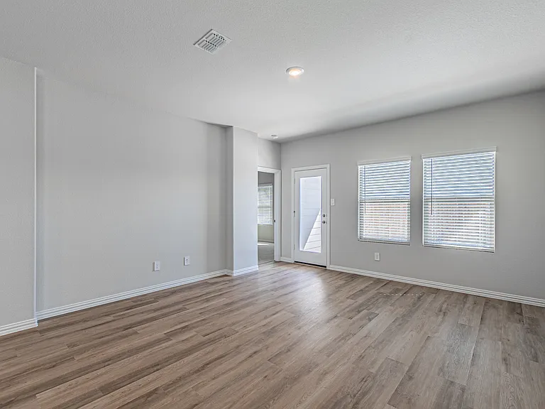 801 Leavenworth Dr — Photo 11