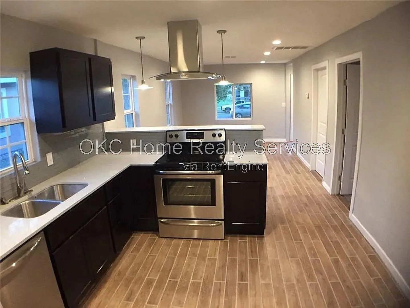 2 bed, 1.0 bath, 812 sqft, $1,200 — Photo 2
