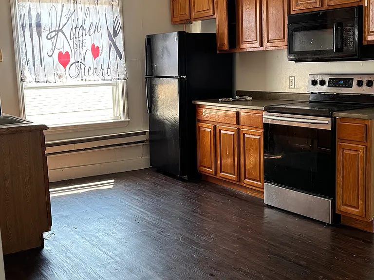 206 Montauk Ave — Photo 1