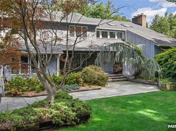 22 Angela Court, Woodcliff Lake, NJ 07677