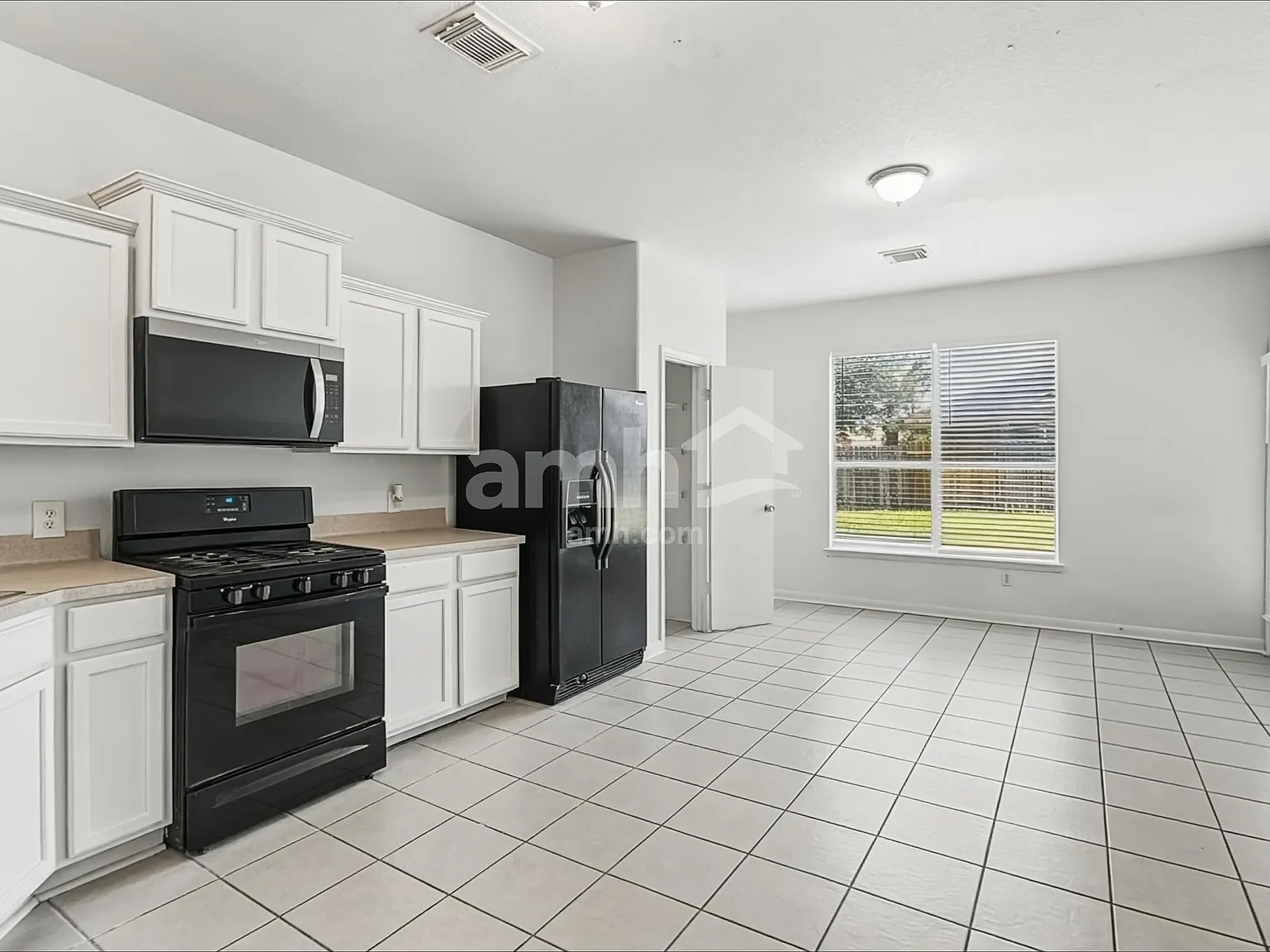 4 bed, 2.5 bath, 2477 sqft, $2,150 — Photo 3