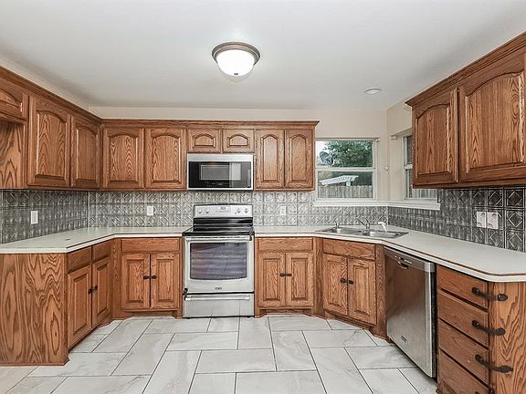 3rd image of 743 Tanglewood Dr