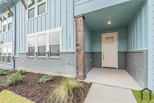 9709 Thorncrown Ln — Photo 1
