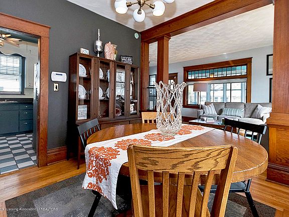 2328 Strathmore Dining area