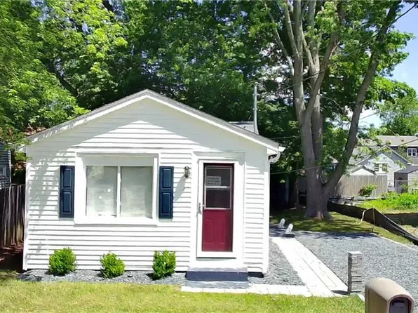 69 Kenway Ave, Warwick, RI 02889