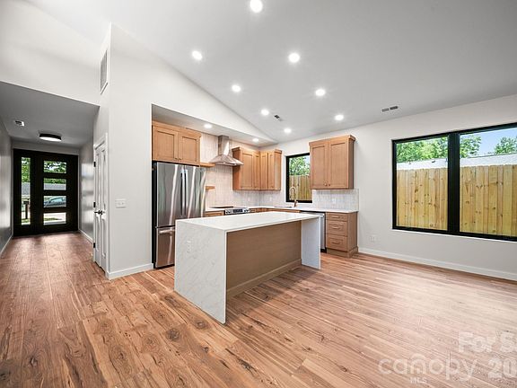 3rd image of 6 Sandhurst Dr