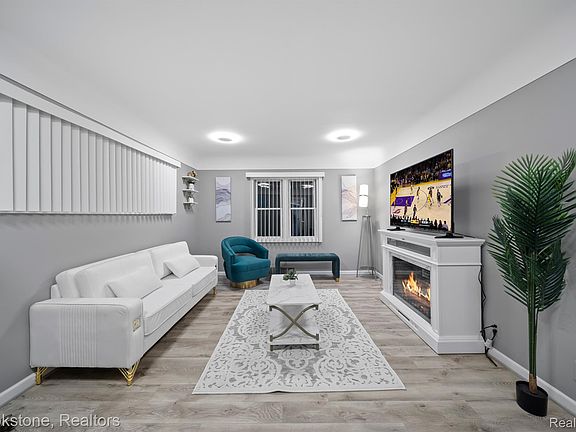 5th image of 141 Ferndale Ave