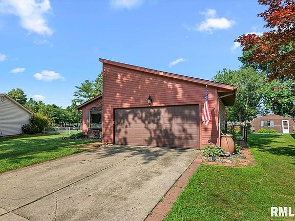 3rd image of 4 Red Oak Ln