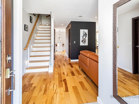 3rd image of 589 Kingston Ct