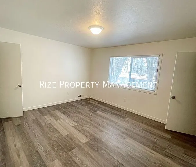 1054 W Goodyear Ave #B — Photo 9