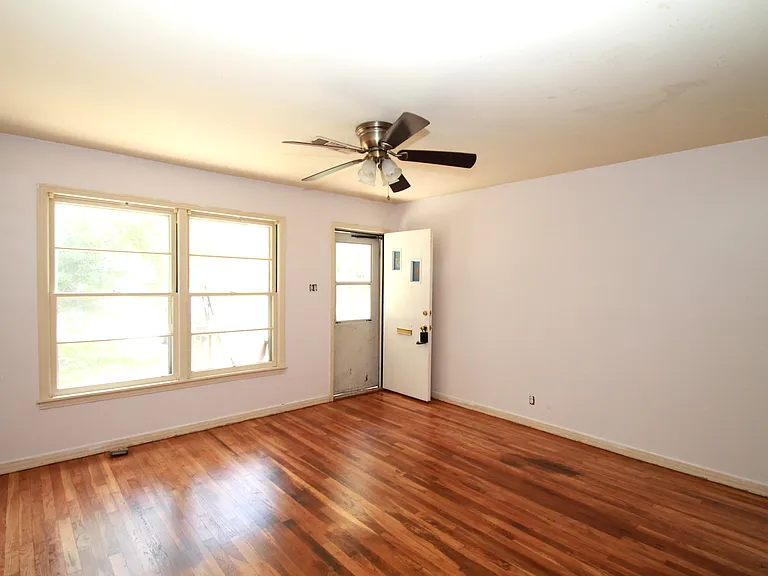 808 Emery St — Photo 2
