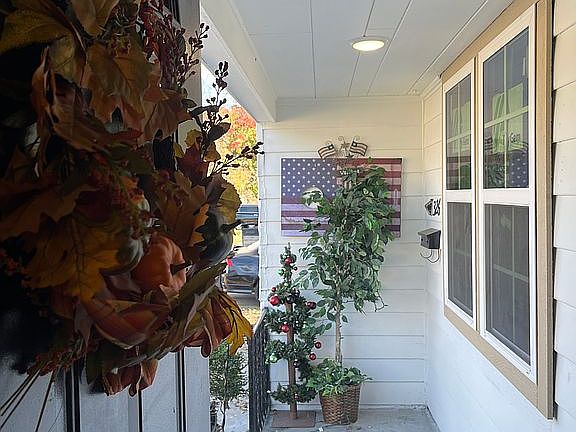 5th image of 326 E Young Pl