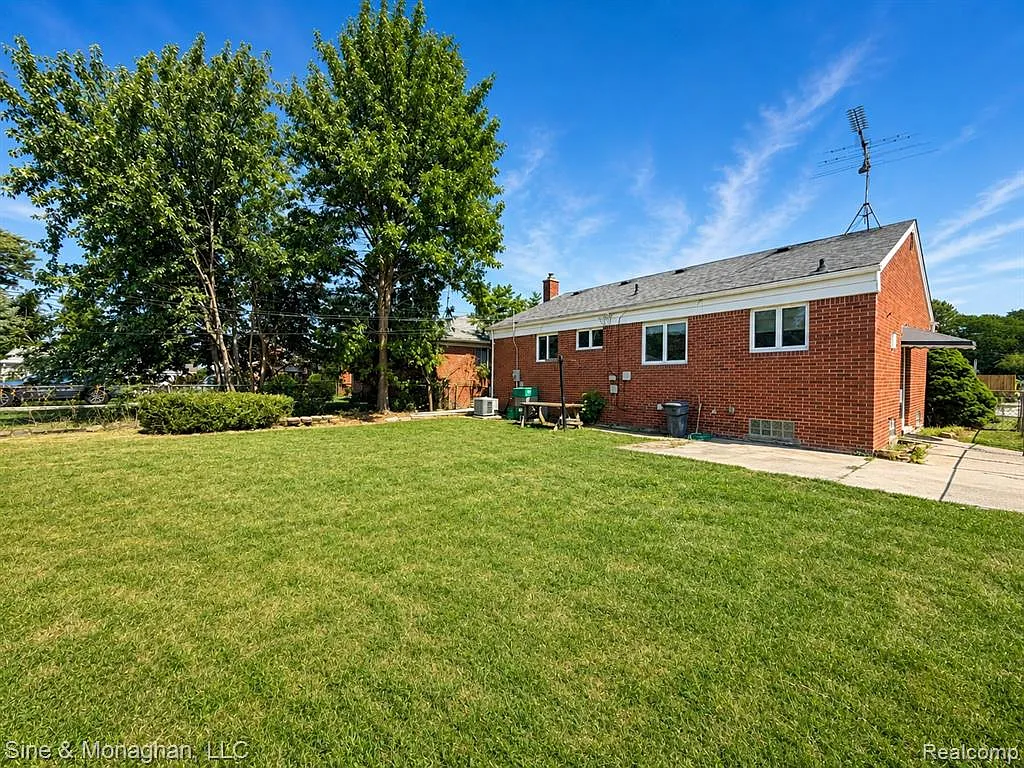 3 bed, 1.5 bath, 1352 sqft, $1,700 — Photo 4