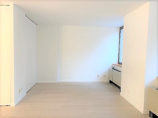3rd image of 250 E 40th St APT 7D