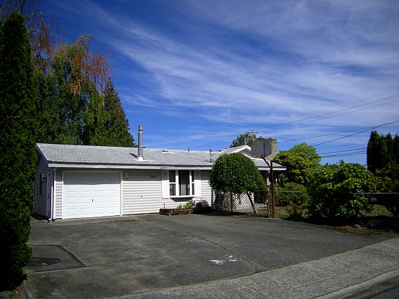 Front View  parking for 4+ 