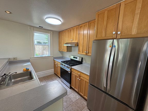 Galley Kitchen- Lots of cabinets and counter space / new appliances