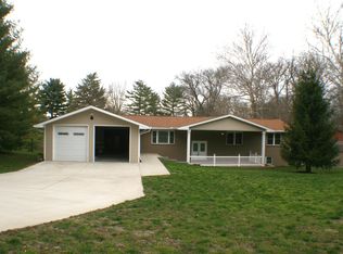 19 Hickory Ln, White Heath, IL 61884