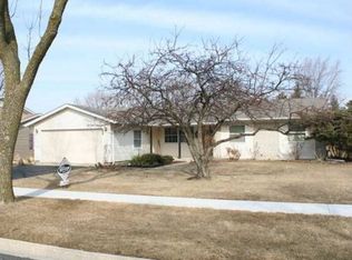 242 Yarmouth Rd, Elk Grove Village, IL 60007