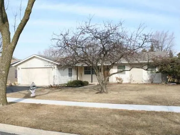 242 Yarmouth Rd, Elk Grove Village, IL 60007