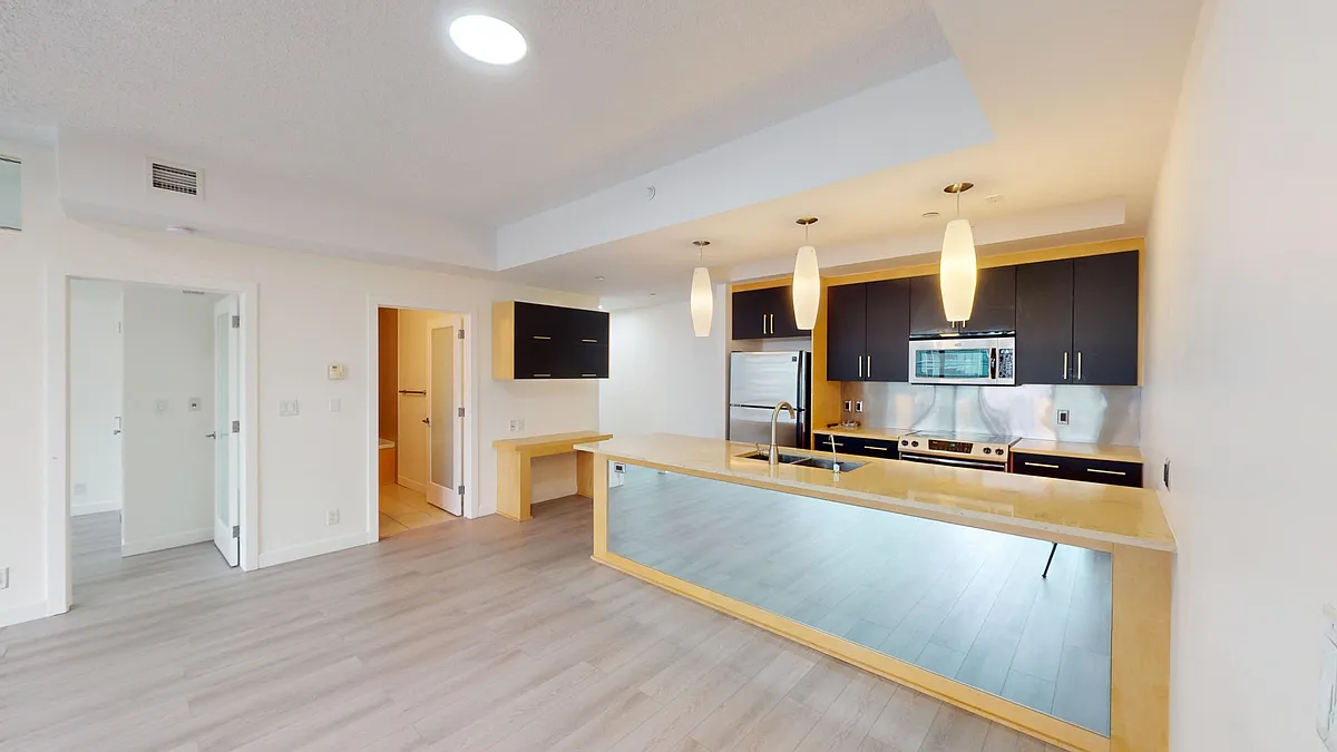 Building Photo - 530 12th Ave SW #903