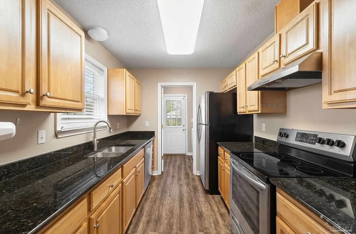 3 bed, 1100 sqft, $2,500 — Photo 2