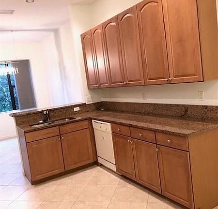 4th image of 6648 SE Woodmill Pond Ln #8-39