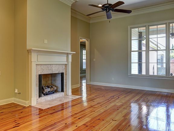 5th image of 200 Dunvegan Ct