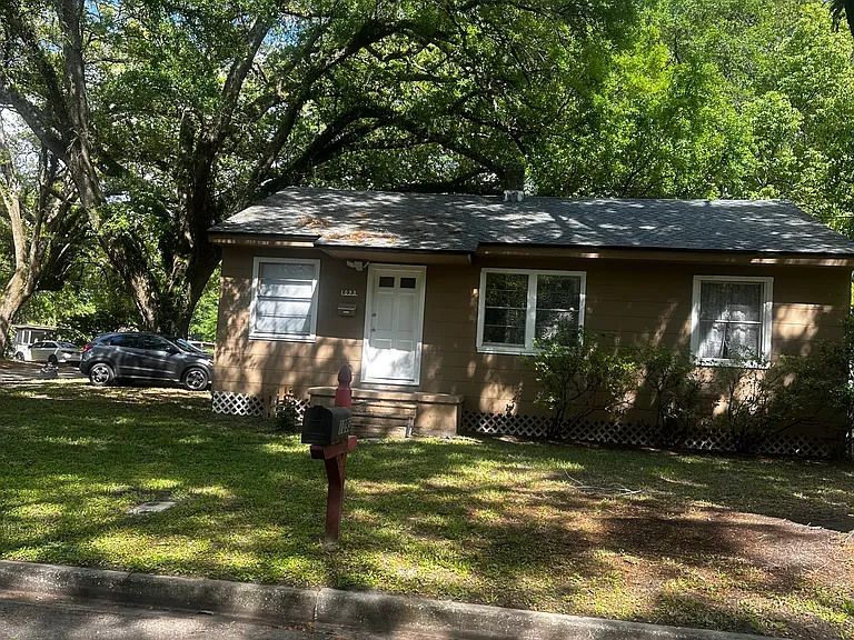 1095 Rhonda Rd — Photo 2