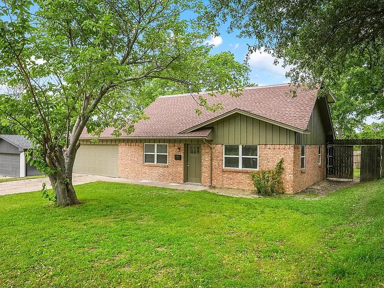 204 Kenway Dr — Photo 1