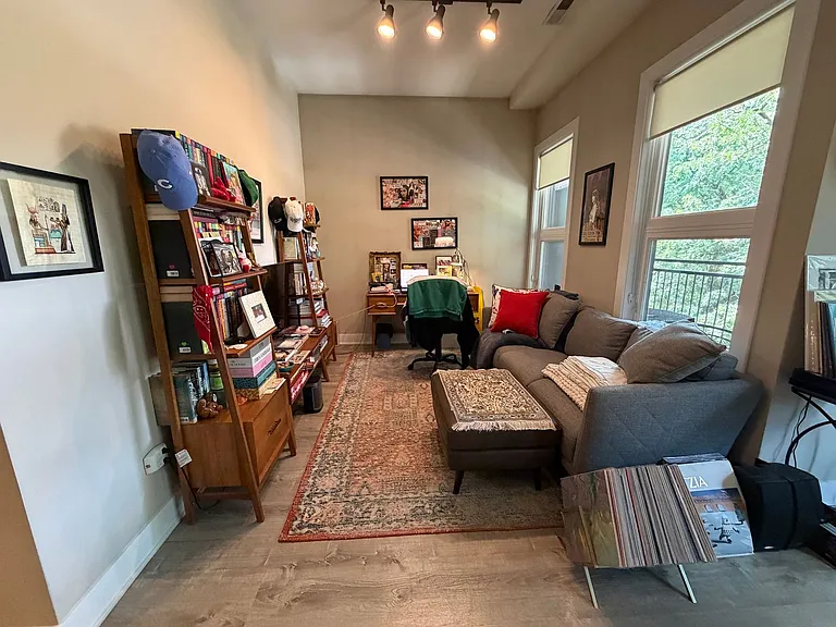 933 W Belle Plaine Ave — Photo 2