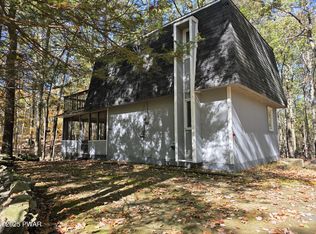 112 Bluestone Dr, Hawley, PA 18428