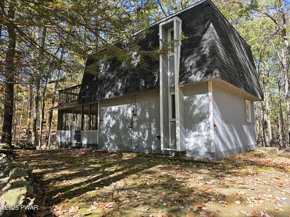 112 Bluestone Dr, Hawley, PA 18428