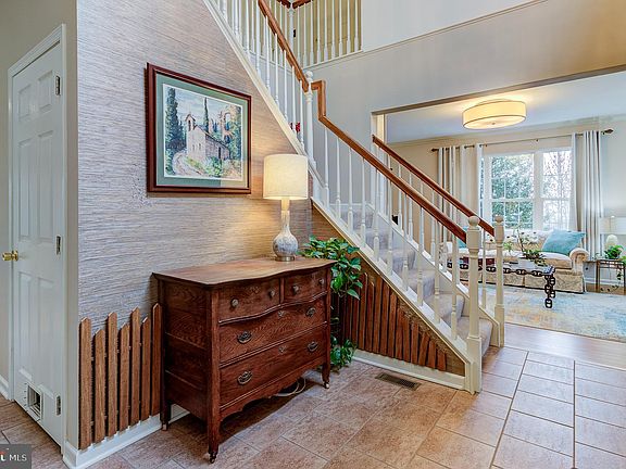 3rd image of 318 Autumn Hill Dr