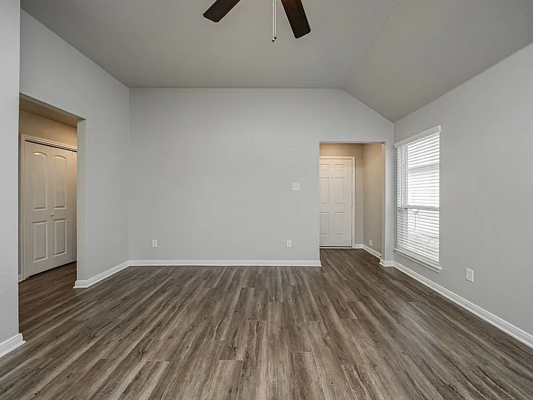 517 Fallbrook Dr — Photo 8
