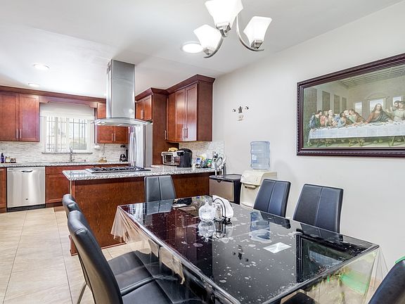 5th image of 581 Sandalwood Dr